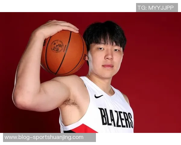 杨瀚森背粉色小书包启程湾区NBA首秀即将开启 杨瀚森背粉色小书包启程湾区NBA首秀即将开启